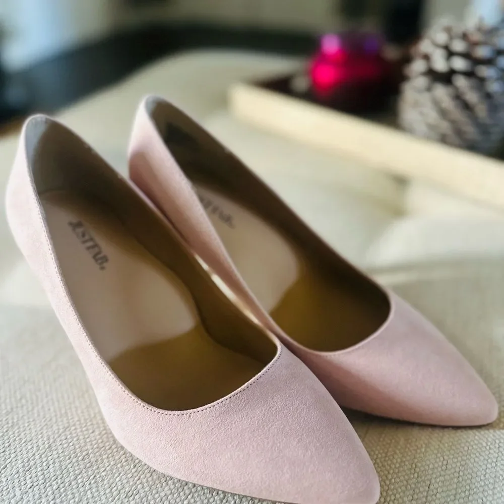 Justfab Pretty in Pink - Suede Pumps
Size 9W
Wide Width - Picture 2 of 6